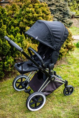Budapeşte, Macaristan - 18 Nisan 2021: Cybex Priam Black bebek arabası veya parkta bebek arabası. Bebek arabası koltuğu. Resmi yumuşak odak ile kapat.
