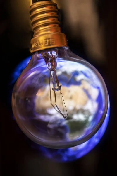 Opwarmingsconcept Aarde Lamp Geïsoleerd Zwarte Achtergrond — Stockfoto