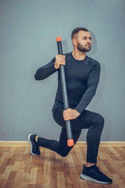 Fitbar 'la egzersiz yapan kişisel antrenör. Spor salonu. Kilo verme programı. Sağlık ve Spor.