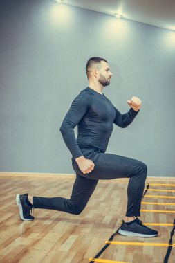 Fitness konsepti. Spor salonunda koşan yakışıklı bir adamın portresi..