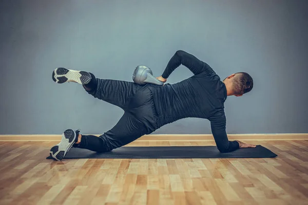 Junge Bodybuilderin Beim Training Mit Der Kettlebell Rückansicht Eines Muskulösen — Stockfoto