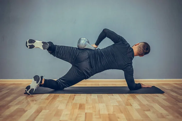 Junge Bodybuilderin Beim Training Mit Der Kettlebell Rückansicht Eines Muskulösen — Stockfoto