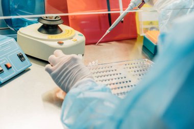 Laboratuvarda çalışan bir bilim adamı. Tıbbi ekipman. Kan testi. Laboratuvarda araştırma yapan bilim adamları. Kadın odaklı profesyonel bilim pipet çözeltisi cam cuvette içine.