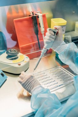 Laboratuvarda çalışan bir bilim adamı. Tıbbi ekipman. Kan testi. Laboratuvarda araştırma yapan bilim adamları. Kadın odaklı profesyonel bilim pipet çözeltisi cam cuvette içine.