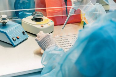 Laboratuvarda çalışan bir bilim adamı. Laboratuvarda araştırma yapan bilim adamları. Kadın odaklı profesyonel bilim pipet çözeltisi cam cuvette içine.