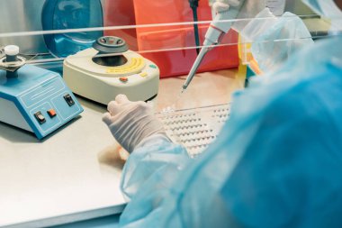 Laboratuvarda çalışan bir bilim adamı. Laboratuvarda araştırma yapan bilim adamları. Kadın odaklı profesyonel bilim pipet çözeltisi cam cuvette içine.