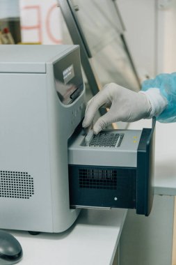 Genç bilim adamı, tıp çalışanı, teknoloji ya da lisansüstü öğrencisi modern biyoloji laboratuvarında çalışıyor. Tıbbi ekipman. Kan testi.