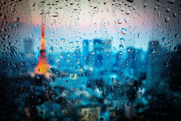 Нічне Місто Світиться Крізь Вікно Дощовою Водою Краплями Фон Боке — стокове фото
