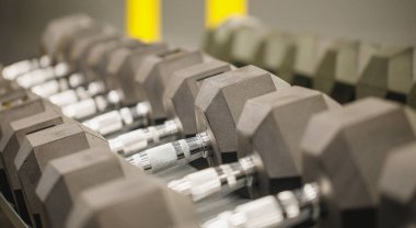 Spor salonunda yüksek çözünürlüklü ve kentsel tarzda siyah halterler..