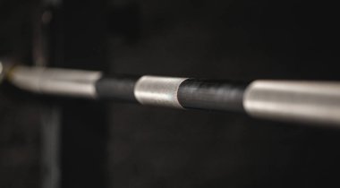 Jimnastik için spor malzemesi. Haltersiz halter. Fitness merkezinin duvarında parçalanmış halterler..