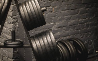 Spor salonundaki ağırlıklar. Jimnastik salonu, modern şehir tarzında makine ve halter ekipmanları..