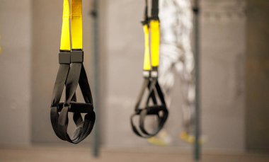 Modern spor salonunda traktör kayışları. Trx adında bir fitness ekipmanı öğleyin spor salonunda oynamaya hazırlanıyordu..