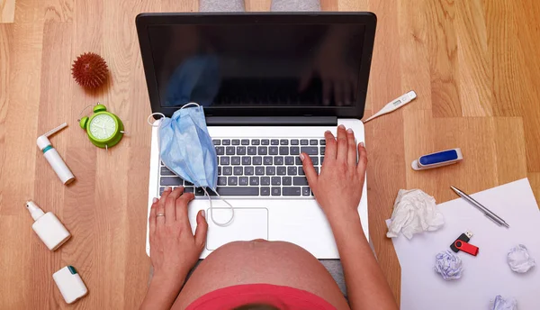 Gravid Kvinna Bär Mask Arbetar Hemifrån Datorn Hög Resultatbild — Stockfoto