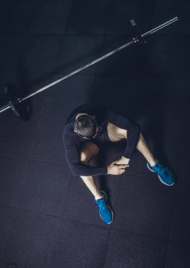 Yüksek resülosyon görüntüsü. Sakallı yakışıklı fitness adamı spor salonunda rahatça oturuyor. Keyifli bir şekilde telif hakkı motivasyonu. Spor yaşam tarzı, mutluluk, aktif insanlar konsepti..
