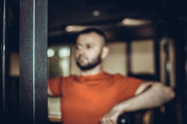 Spor salonunda egzersiz yapan yakışıklı bir genç..