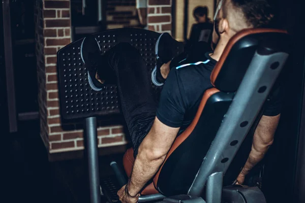 Fitness Und Sport Sportlicher Mann Macht Dunkler Turnhalle Übungen Auf — Stockfoto