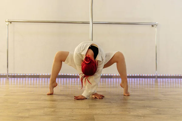 Mulher Atraente Treino Dança Varão Aula Sexy Senhora Pole Dança — Fotografia de Stock