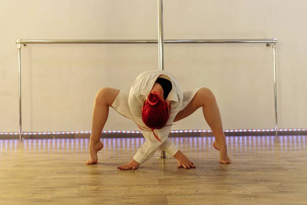 Mulher Atraente Treino Dança Varão Aula Sexy Senhora Pole Dança — Fotografia de Stock