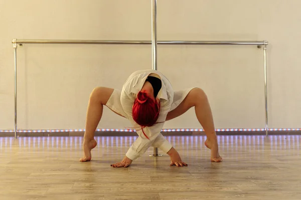 Mulher Atraente Treino Dança Varão Aula Sexy Senhora Pole Dança — Fotografia de Stock