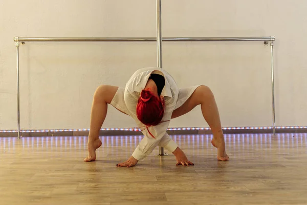 Atraktivní Žena Cvičení Při Tanci Tyče Třídě Sexy Dáma Pole — Stock fotografie