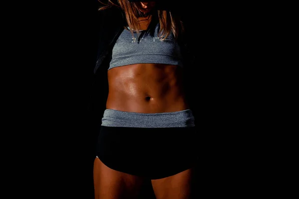 在灰色背景下锻炼后 中东女性穿着运动服放松的近照 肌肉发达的女性身体流汗 低调图像 — 图库照片