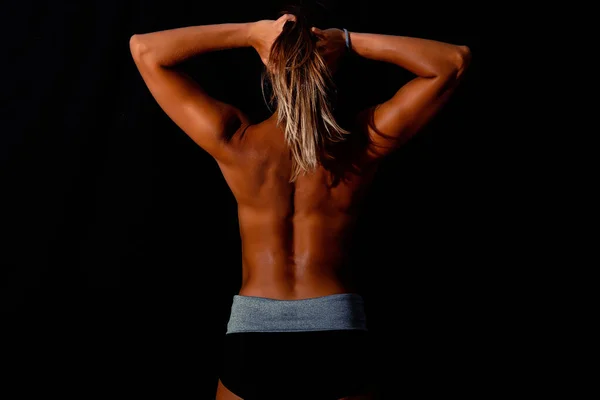 浅褐色的性感女人的身躯笼罩在黑色背景之下 — 图库照片