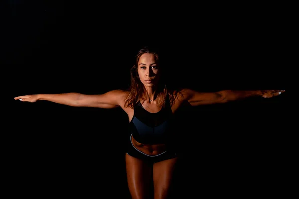 筋肉質のボディの適性の女性は彼女の試しをしなさい 魅力的なセクシーなフィットネス女性 トレーニングされた女性の体 ライフスタイルの肖像画 Cucasianモデル — ストック写真