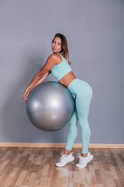 Atletka Sedící Tělocvičně Šedém Pozadí Mladá Sexy Žena Pracuje Fitness — Stock fotografie