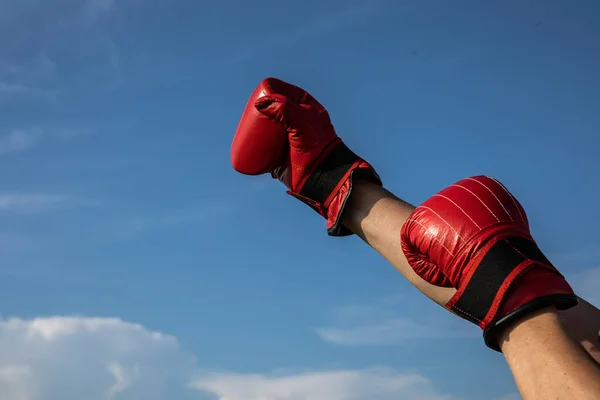 Foto Alta Resolução Mão Masculina Segurando Luvas Boxe Vermelhas Céu — Fotografia de Stock