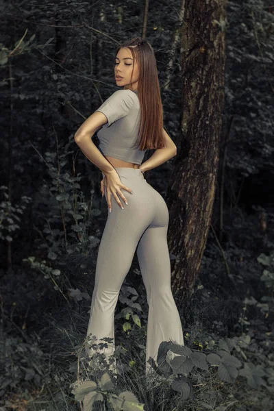 매력적 매력적 공원에서 포즈를 취하고 몸매의 라무네젊은 아가씨의 — 스톡 사진