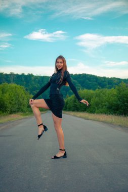 Lüks elbiseli, günlük kadın kıyafetlerinin yakın plan detayları. Modaya uygun seksi kız sokakta dikiliyor. Güzel genç bir kadın yolda yürüyor..