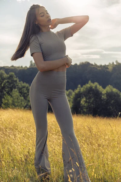 Sexig Kvinna Poserar Med Perfekt Kropp Blå Himmel Och Vetefält — Stockfoto