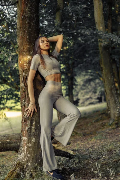 Ніжна Брюнетка Дикому Лісі Сексуальна Жіноча Модель Позує Дереві Відкритому — стокове фото