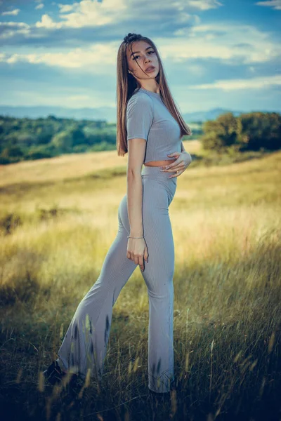 小麦畑に立つ女 晴れた夏の日までにポーズをとったセクシーな女性モデル 完璧なボディを持つ若い女性の屋外ファッション写真 — ストック写真