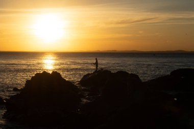 Günbatımının tadını çıkaran bir adam İnanılmaz bir manzara
