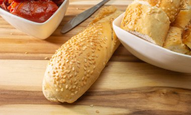 Kurutulmuş domates dolu bir kase. Etrafı susamlı ekmekle çevrili.