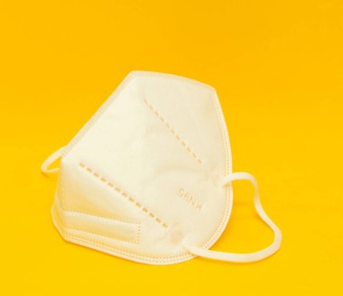 Sarı arka planlı koruma maskesi