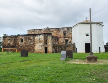 MATA DE SO JOO, BAHIA, BRASIL -01 / 06 / 2021: Mata de So Joo, Praia do Forte, Bahia 'daki Garcia D' Avila Şatosu 'na bakınız.