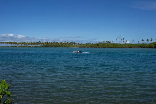 Impresionante Paisaje Playa Llena Cocoteros Barco Navegando Día Soleado —  Fotos de Stock