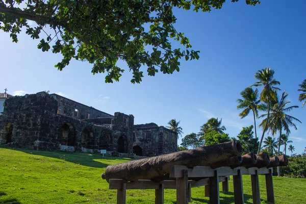  Praia do Forte, Bahia, Brezilya 'daki Garcia d' avila şatosunun muhteşem manzarası ve harabeleri. 