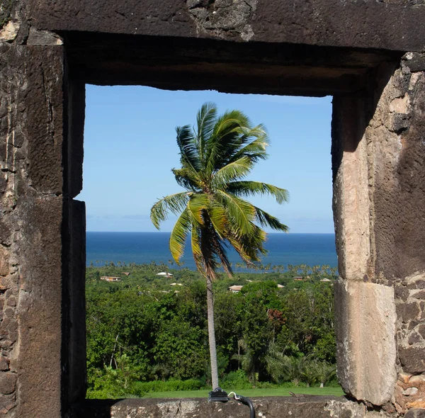 Unglaubliche Aussicht Durch Das Fenster Der Landschaft Und Die Ruinen Stockbild