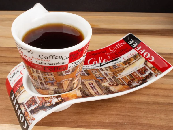 Una Taza Café Debajo Mesa Madera Con Fondo Negro — Foto de Stock