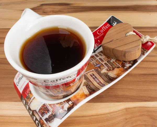 Una Taza Café Debajo Mesa Madera Con Fondo Negro — Foto de Stock