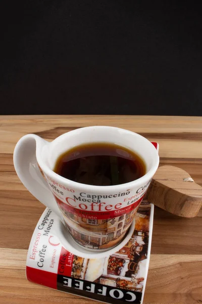 Uma Xícara Café Sob Mesa Madeira Com Fundo Preto — Fotografia de Stock