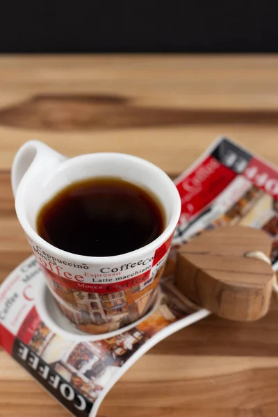 Eine Tasse Kaffee Unter Dem Holztisch Mit Schwarzem Hintergrund — Stockfoto