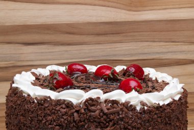 Üstü çilekle dolu leziz çikolatalı pasta.