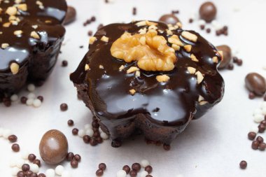 Beyaz masanın altında fındıklı çikolata şekeri.