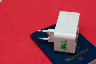 Renkli arka planı olan bir pasaport üzerinde evrensel soket adaptörü