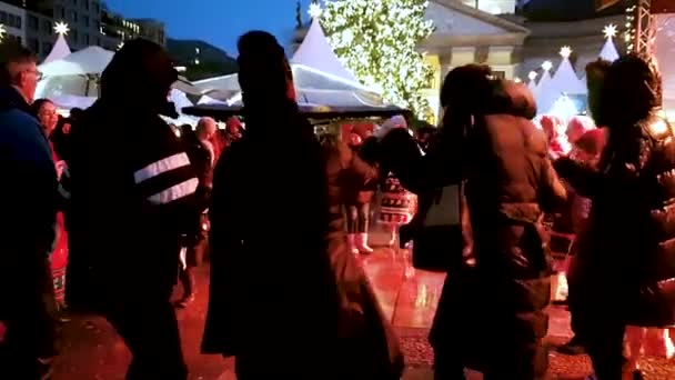 Κολωνία Γερμανία Πρωτοχρονιά 2018 Άνθρωποι Χορεύουν Εθνικές Στολές Χριστουγεννιάτικη Αγορά — Αρχείο Βίντεο