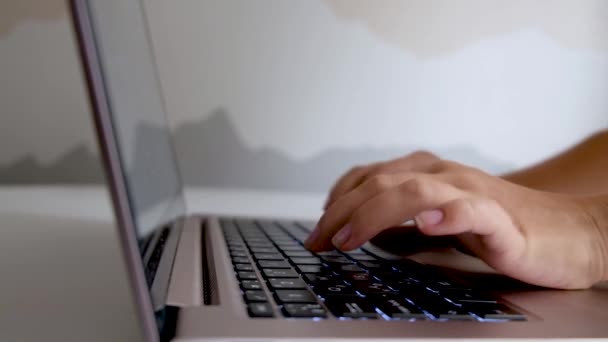 白色女性的手在笔记本电脑键盘上快速打字 十个手指盲法写文章或信息的自由职业者 键入文章的博客作者 编写代码的开发人员 或写作业的学生 — 图库视频影像